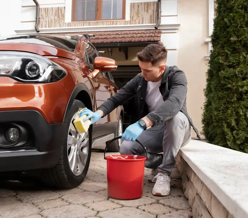 Lavage auto à domicile Cerisy-la-Forêt : professionnel intervenant sur un véhicule